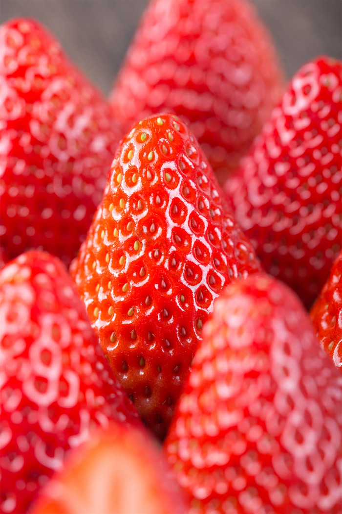 竖版草莓成群草莓山峰海报素材图片