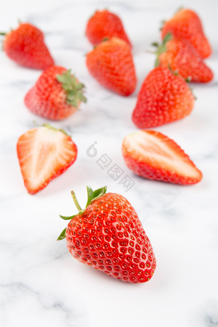 新鲜草莓白色桌布上拍摄图片