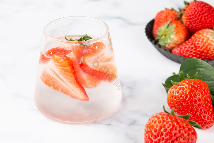 新鲜草莓汁草莓气泡水夏日图片