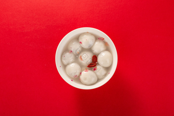 红色背景上满满一碗汤圆传统元宵食品摄影图图片
