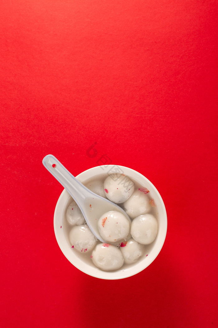 红色背景上满满一碗汤圆传统美食摄影图图片