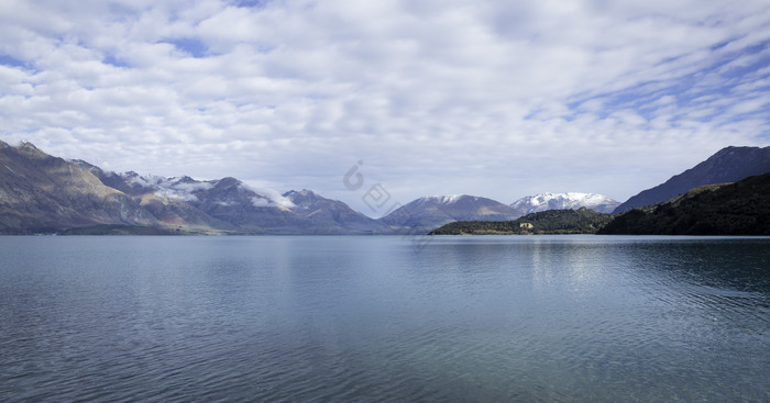 湖海山峦蓝天静谧风光摄影图图片