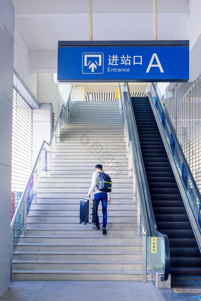 离家春运拉着行李箱去远行