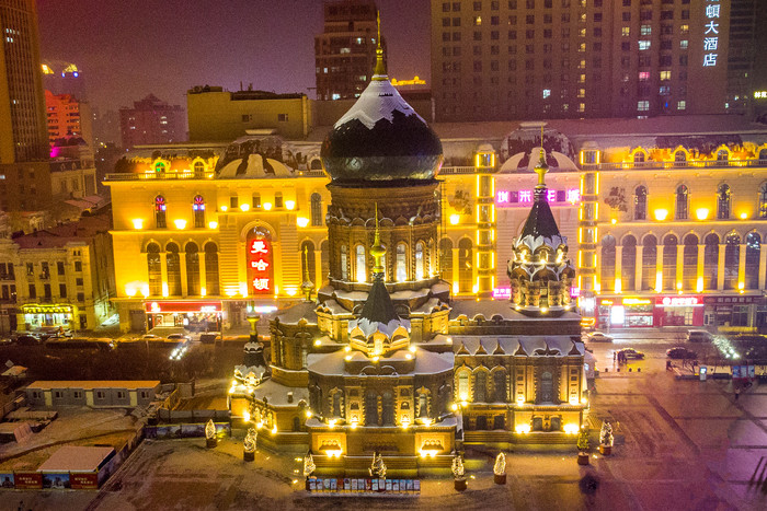 冬天下雪的圣索菲亚的大教堂夜景航拍图片