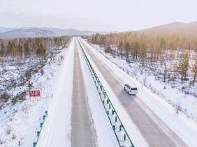 大气蜿蜒雪景北方公路雪景摄影图片