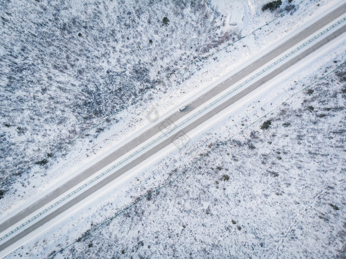 大气蜿蜒雪景北方公路雪景笔直图片