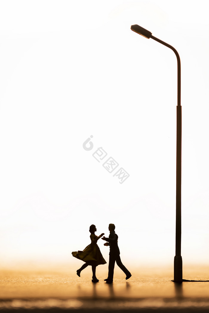 情人节剪影背景路灯下的情侣图片