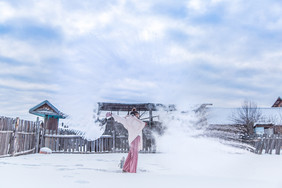 网红东北雪地雪景泼水成冰摄影图片