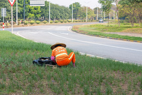 公路旁清洁环卫工人