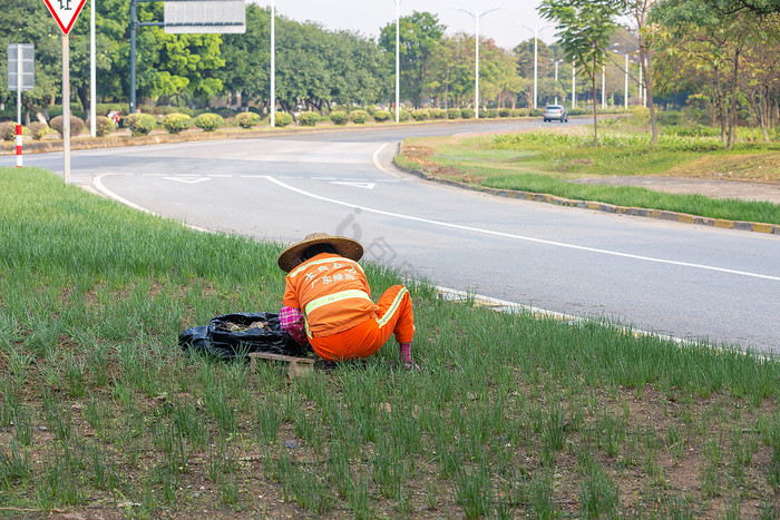 公路旁清洁环卫工人图片