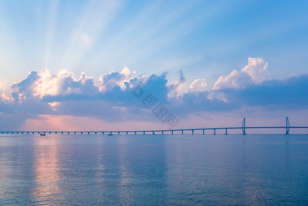 珠海大气港珠澳大桥日出壮观摄影图图片