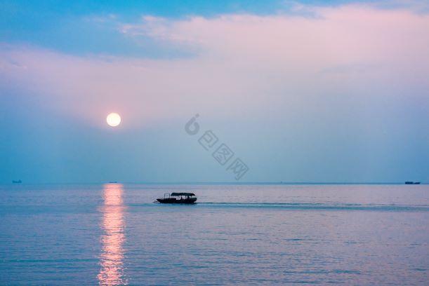 唯美海上日出渔船蓝色天空大气风光摄影图图片