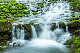 青石流水风景背景摄影图