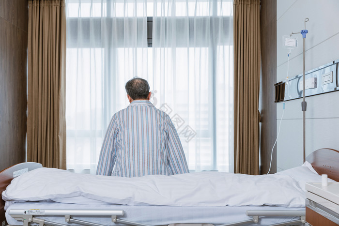 老年男性患者父亲病房里孤独的背影图片