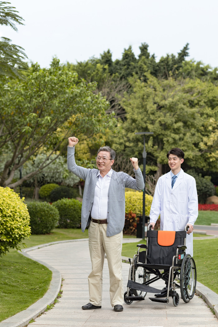 老年患者康复轮椅站起图片