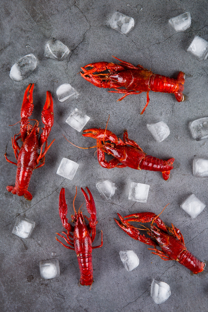 散落的冰块和红色小龙虾图片