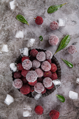 俯拍散落的冰杨梅特写