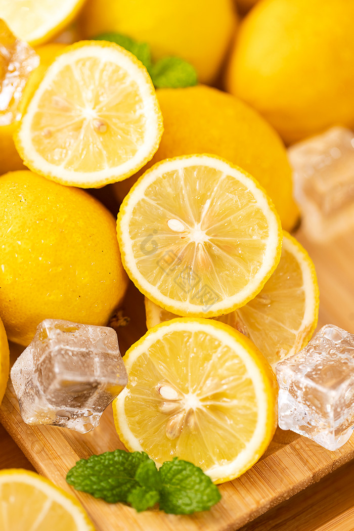 夏日清凉水果背景柠檬冰块图片