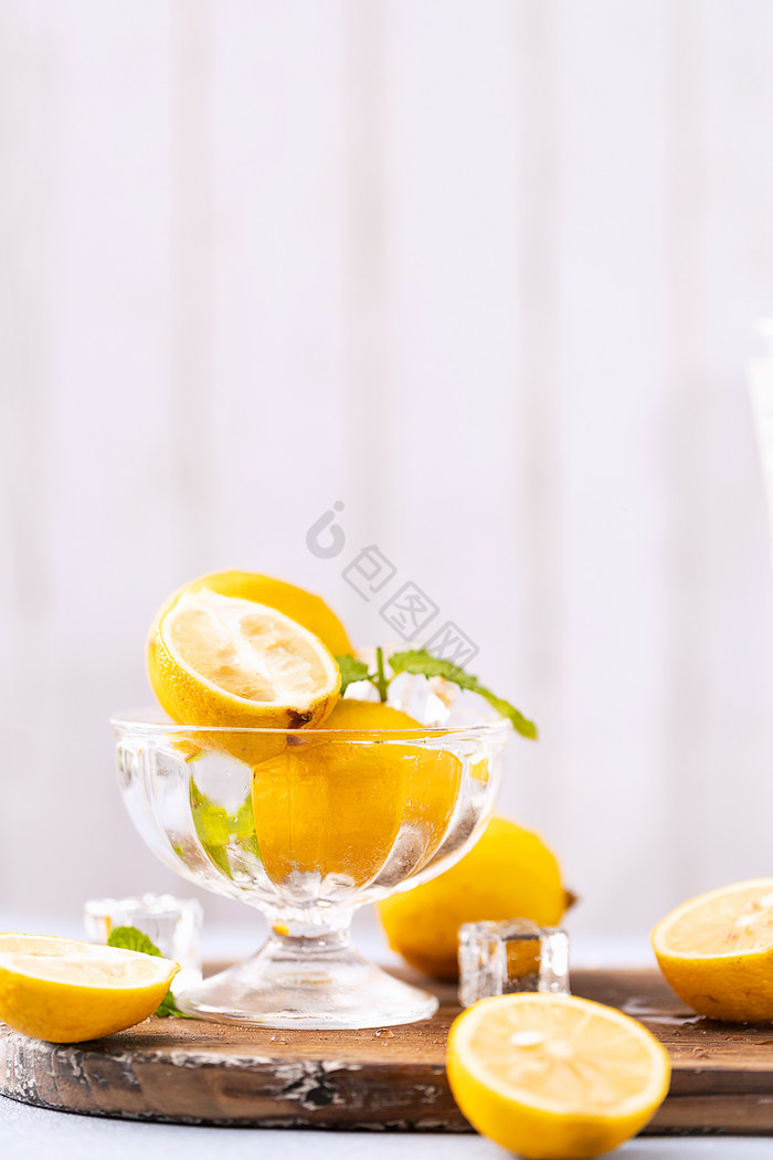 柠檬冰块白色清新夏日海报图片