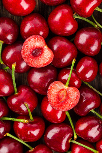 铺满大樱桃的切半果实果肉