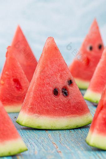 竖版特写拍摄切开的西瓜块