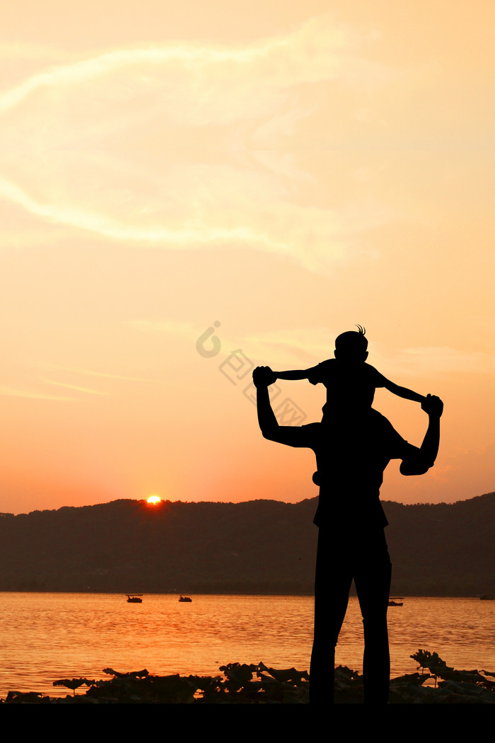 父亲节父亲背女儿肩膀背影父子卡通父亲节孩子坐爸爸肩膀背影动图gif