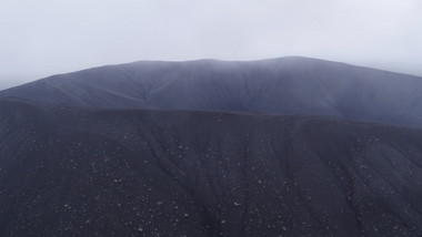 大气震撼风4K实拍航拍烟雾环绕的黑色火山