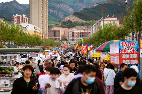 人潮涌动的地摊夜市一条街