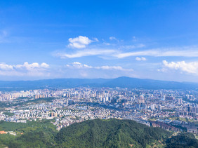 航拍被山包围的城市摄影图片