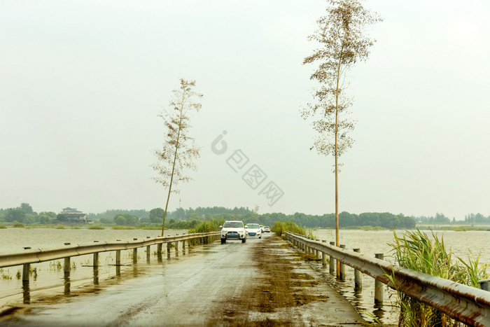 洪水淹没了的公路图片