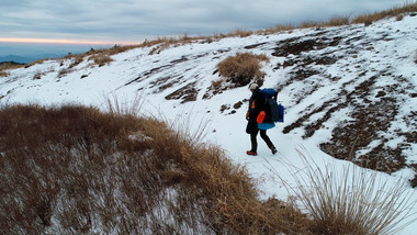 雪地里登山的户外驴友