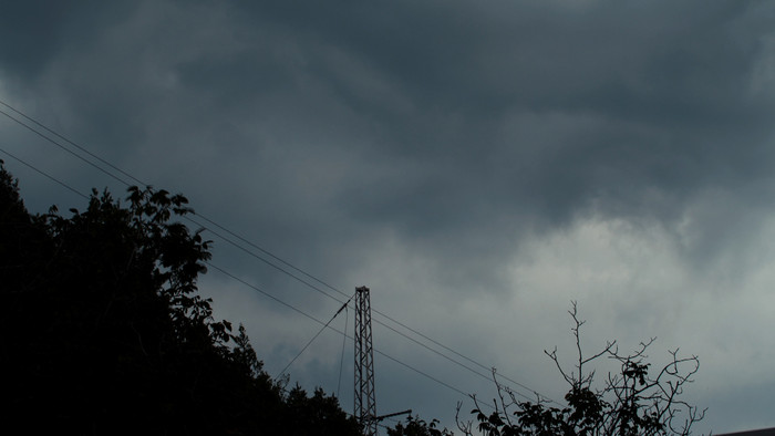 实拍暴风雨来临前乌云密布雨点掉落4k视频