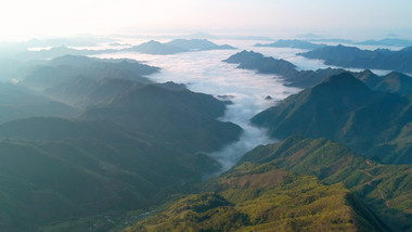 航拍群山之中的低海拔云海