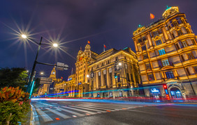 大气的夜景上海外滩万国建筑群摄影图片