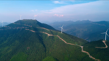 航拍高山上的风力发电站