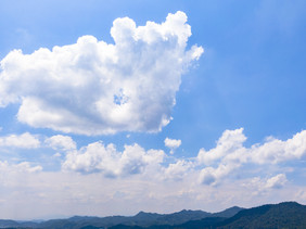 航拍夏日山川白云摄影图片