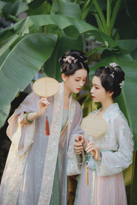 芭蕉叶下古装汉服姐妹