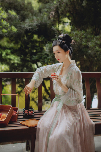 汉服人像写真中国风66复古汉服美女回眸古装汉服美女游园畅谈芭蕉叶下