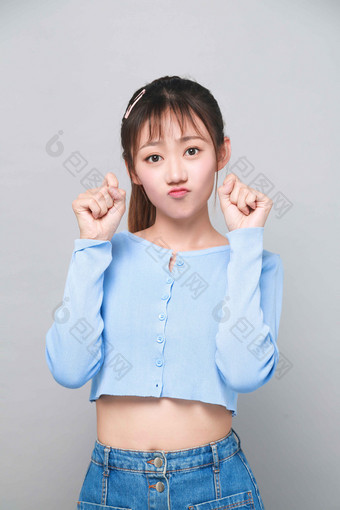 嘟嘴握拳青春活泼美女写真