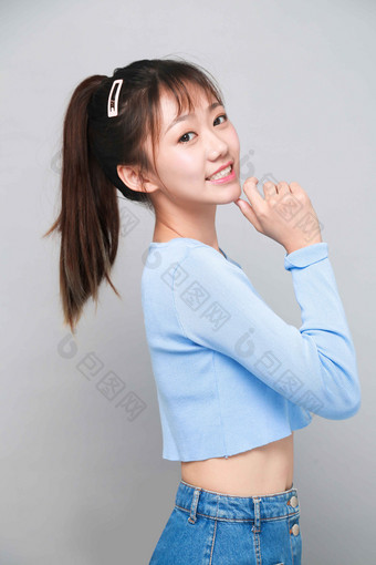 青春活泼美女侧脸写真