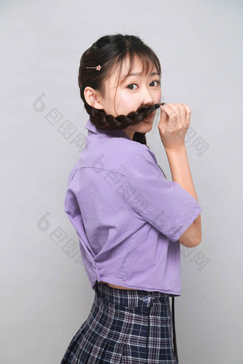 抓辫子青春活泼美女写真
