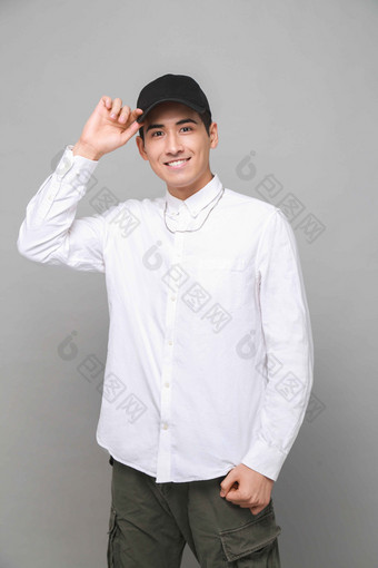 青春扶帽子帅气暖男写真