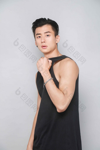 高冷潮流帅哥侧身写真