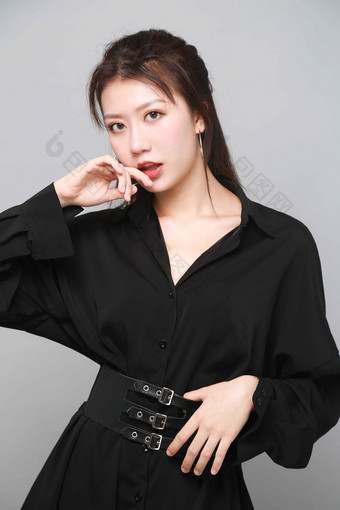 美女高冷个性写真