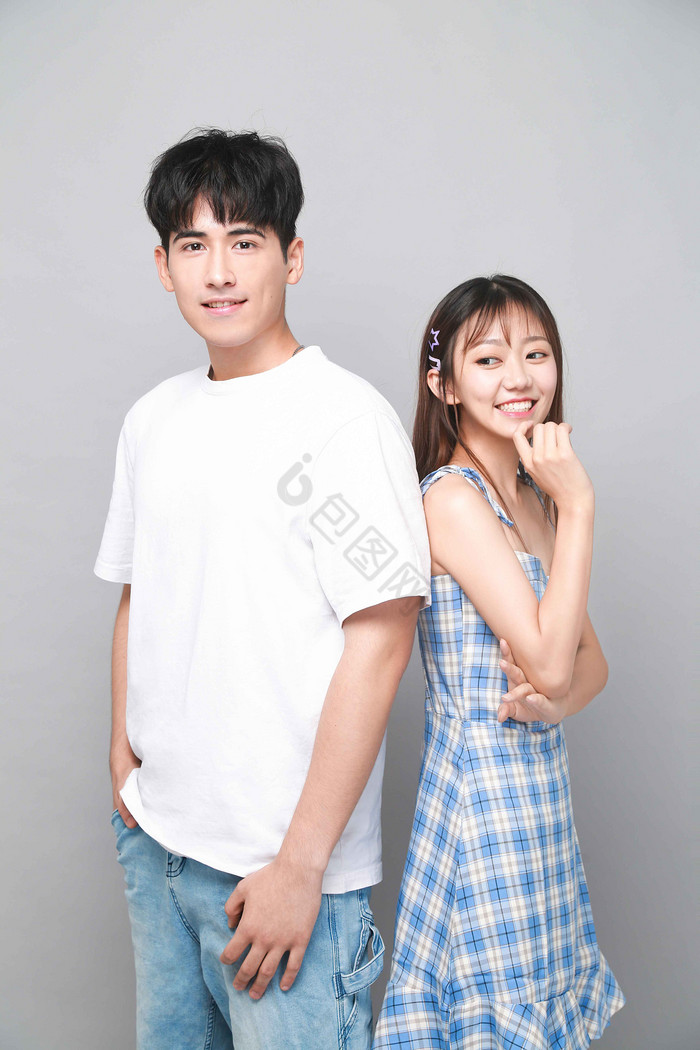 活泼美女帅气暖男情侣时尚写真