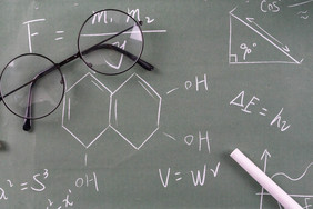 教师节学习教育眼镜粉笔摄影图