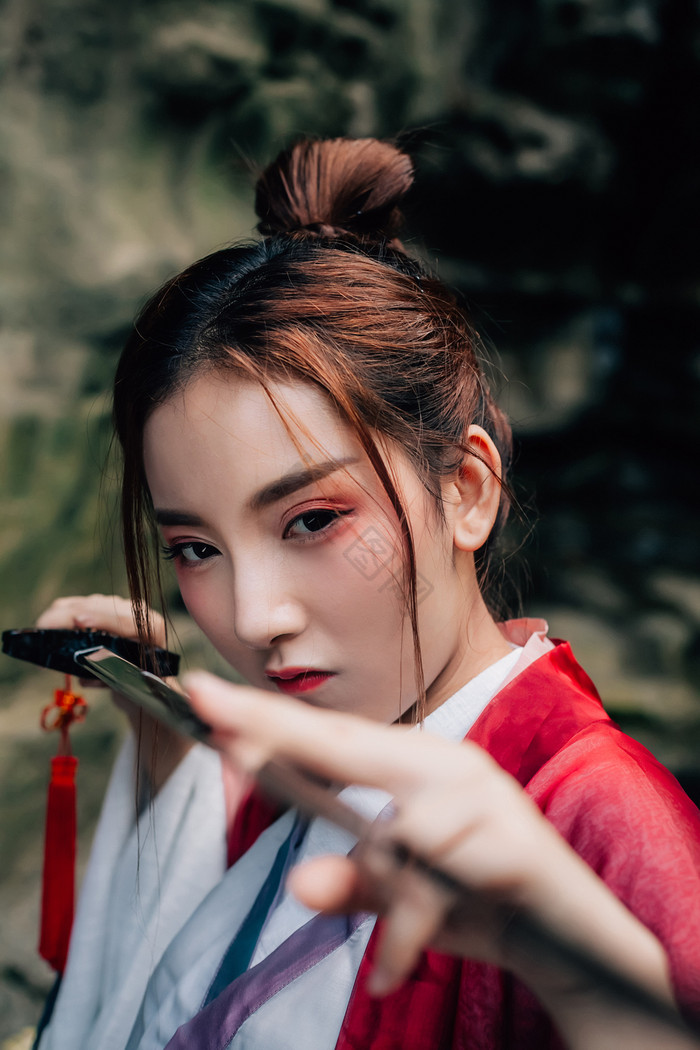传统风格古装中国风美女舞剑图片