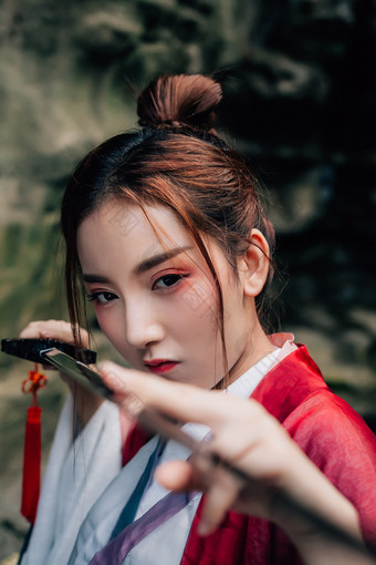 古装中国风美女舞剑