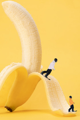 创意幻想滑动香蕉背影
