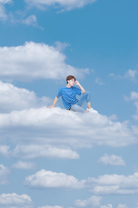 人物坐在云端之上